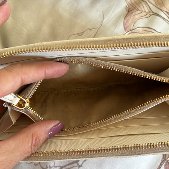 Prada Continental Wallet in fair condition - Picture 5 of 7